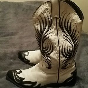 COWBOY BOOTS REAL LEATHER HEART TOE 6